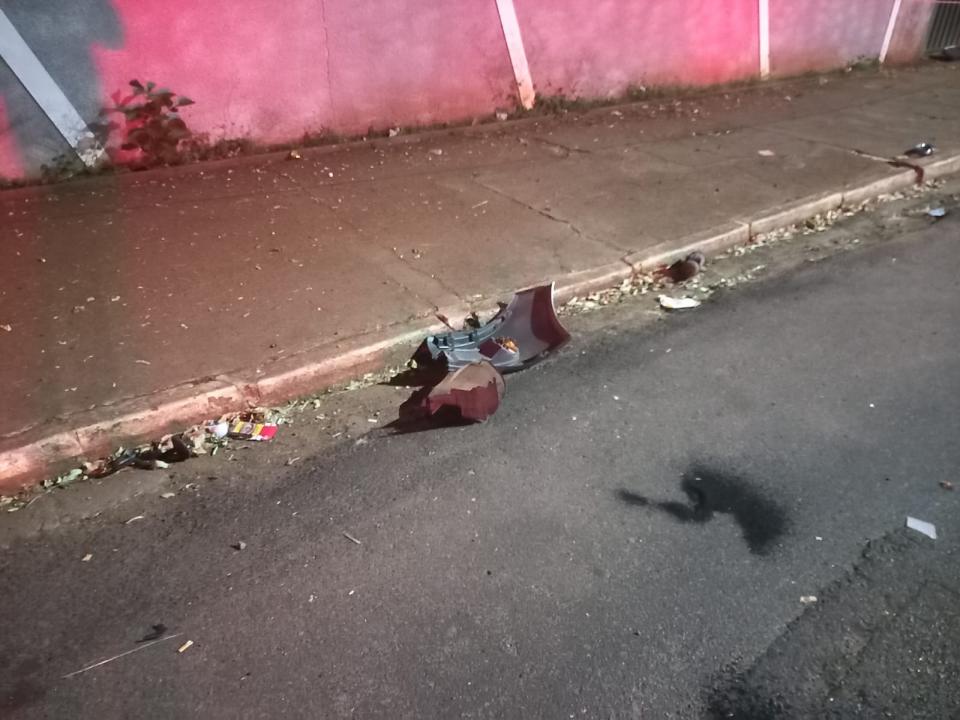 Foto 9 de 11 — Motorista bate violentamente contra poste em Araraquara